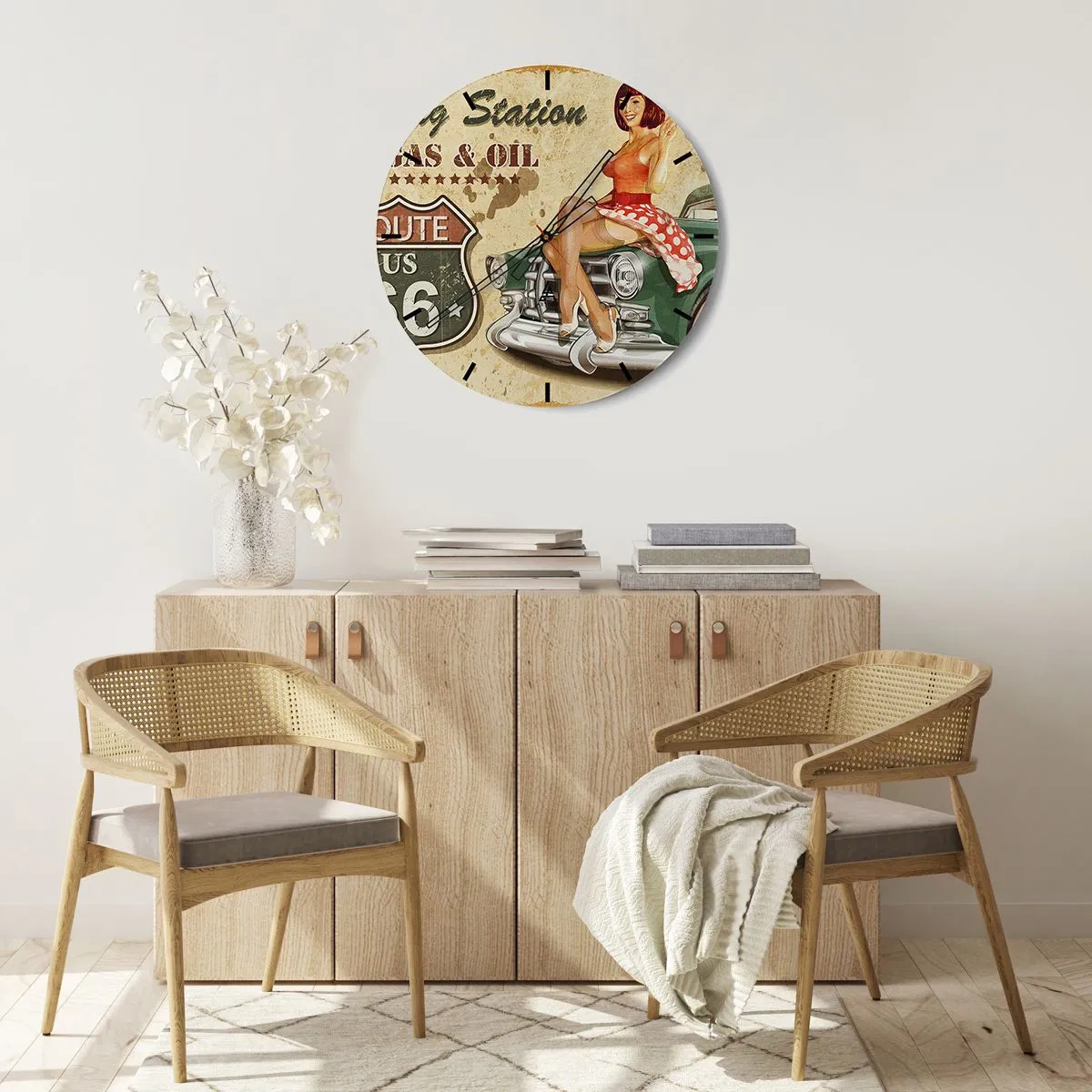 Zegar ścienny - Pin-up girl i samochód w stylu retro - 30x30cm - Wspaniałe lata 40. - Nowoczesna dekoracja ścienna do salonu, kuchni i sypialni ARTTOR