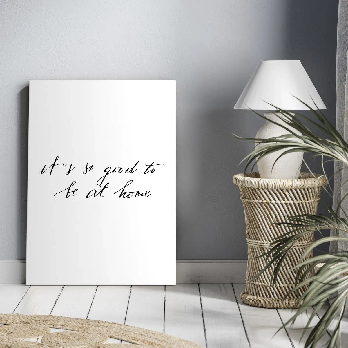 Obraz na płótnie - Minimalistyczny obraz z napisem 'It's so good to be at home' na białym tle - 50x70cm - Cała prawda - Nowoczesna dekoracja ścienna do salonu, kuchni i sypialni ARTTOR