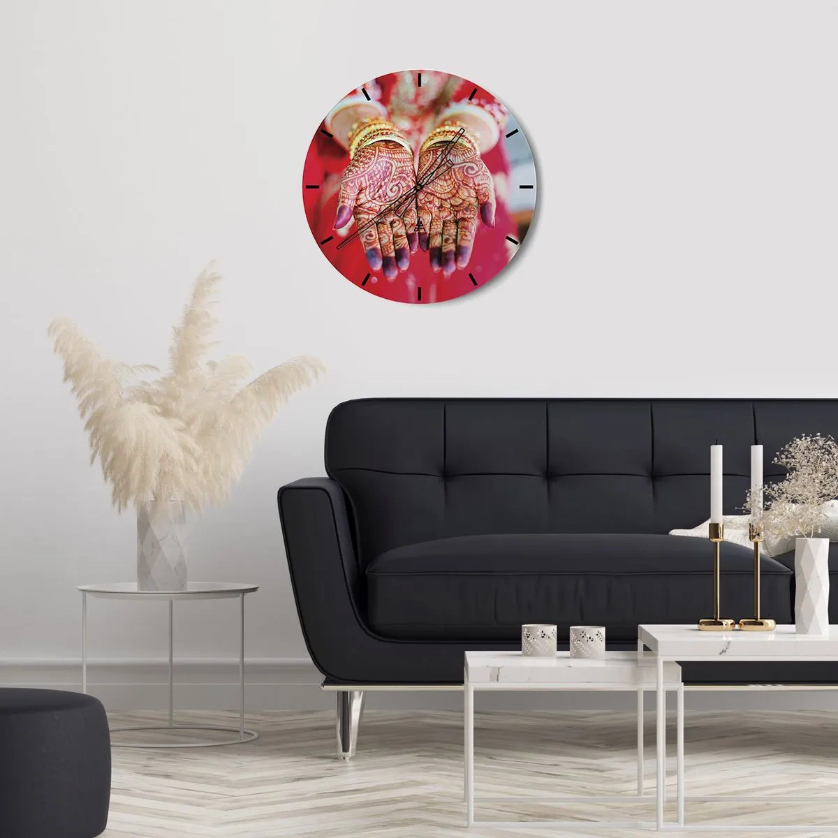 Zegar ścienny - Ręce ozdobione henną w tradycyjnym stroju na tle czerwieni - 30x30cm - Gotowa złapać szczęście - Nowoczesna dekoracja ścienna do salonu, kuchni i sypialni ARTTOR