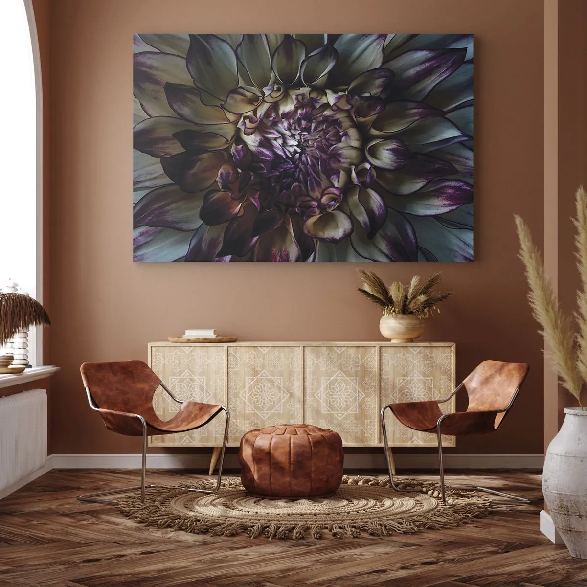 Obraz na płótnie - Zbliżenie na kwiat dalii w ciemnych tonach - 70x50cm - Rozkwit młodości - Nowoczesna dekoracja ścienna do salonu i sypialni ARTTOR