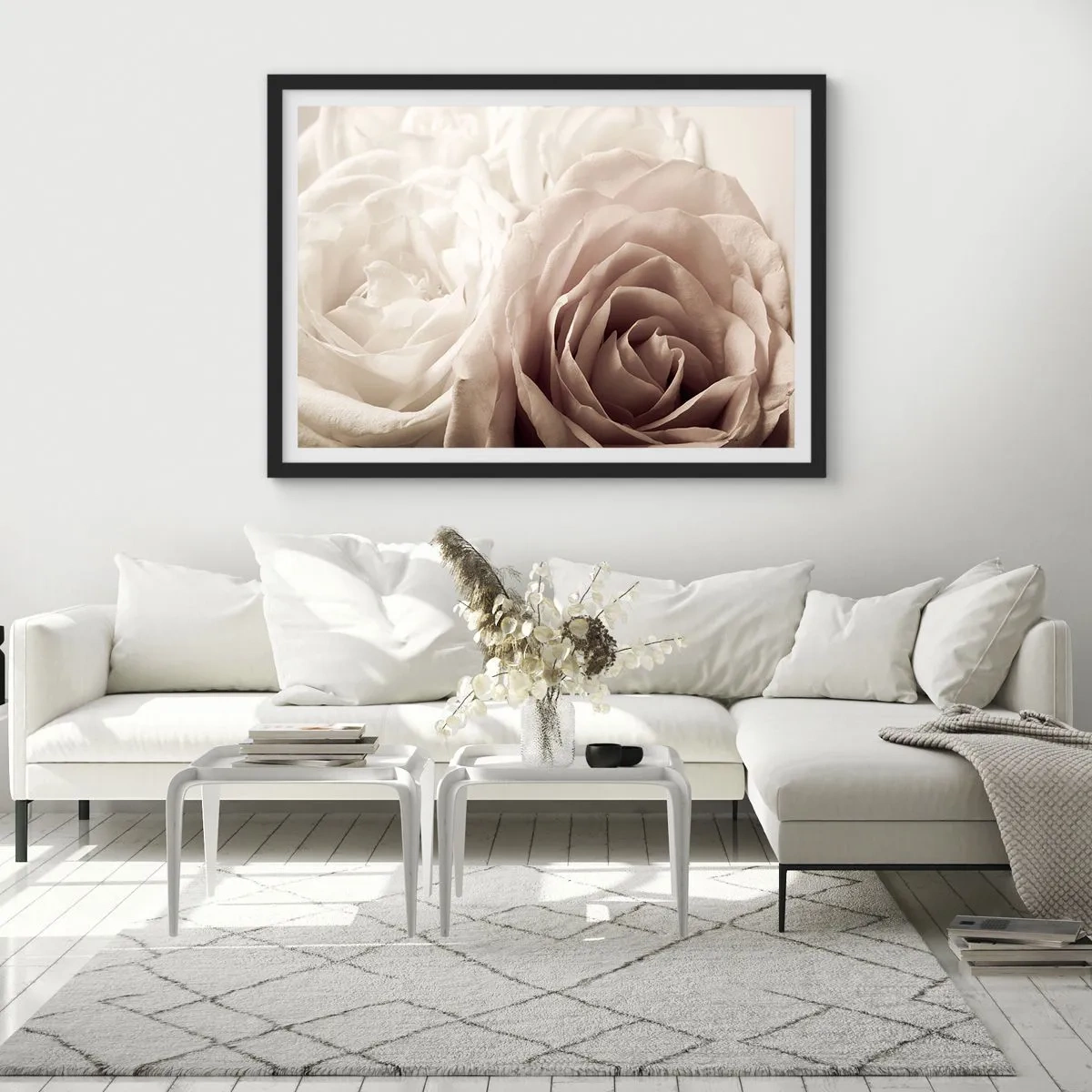 Plakat w czarnej ramie - Delikatne róże w pastelowych odcieniach beżu - 70x50cm - W sercu róży - Nowoczesna dekoracja ścienna do salonu i sypialni ARTTOR