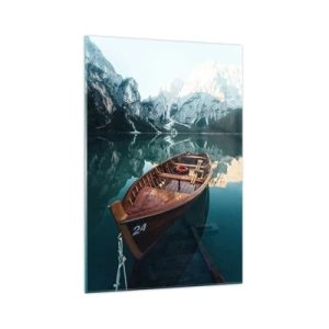 Obraz na szkle - Drewniana łódka na spokojnym jeziorze otoczonym górami - 70x100cm - Jak na szkle malowane - Nowoczesna dekoracja ścienna do salonu i sypialni ARTTOR