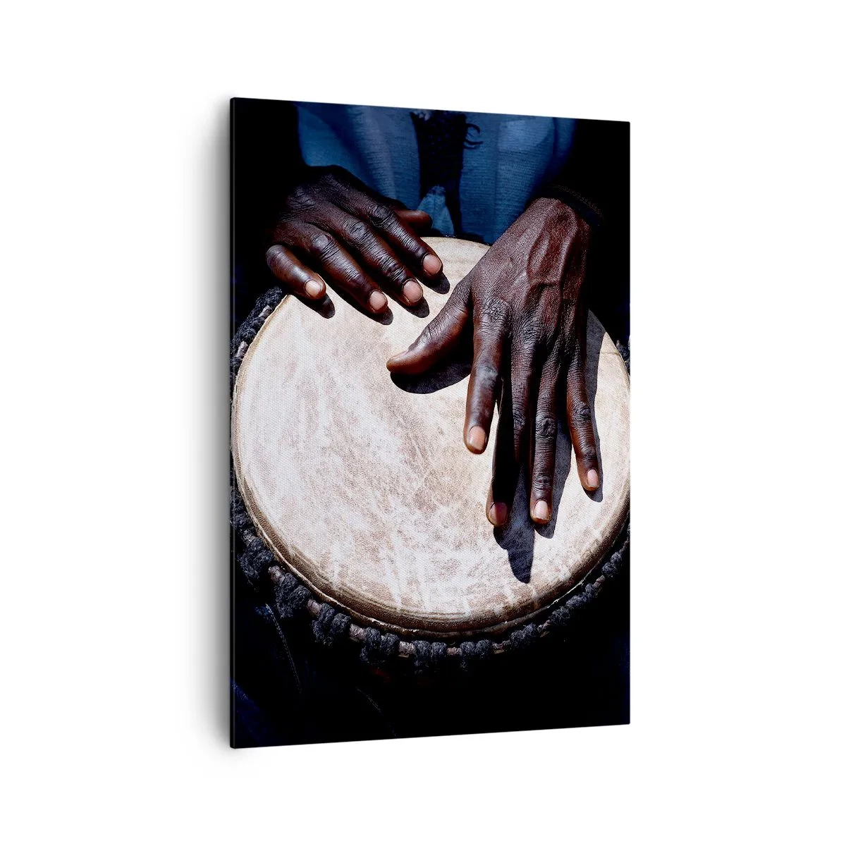 Obraz na płótnie - Ręce grające na bębnie djembe w dynamicznej kompozycji - 70x100cm - Żyj w swoim rytmie - Nowoczesna dekoracja ścienna do salonu i sypialni ARTTOR