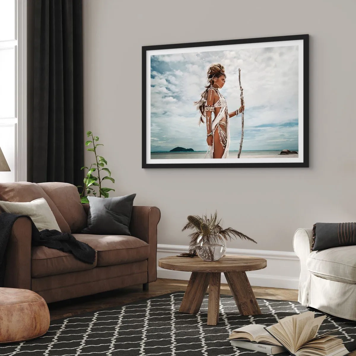 Plakat w czarnej ramie - Stylizowana kobieta na plaży z etnicznymi ozdobami i kijem - 70x50cm - Królowa tropików - Nowoczesna dekoracja ścienna do salonu i sypialni ARTTOR
