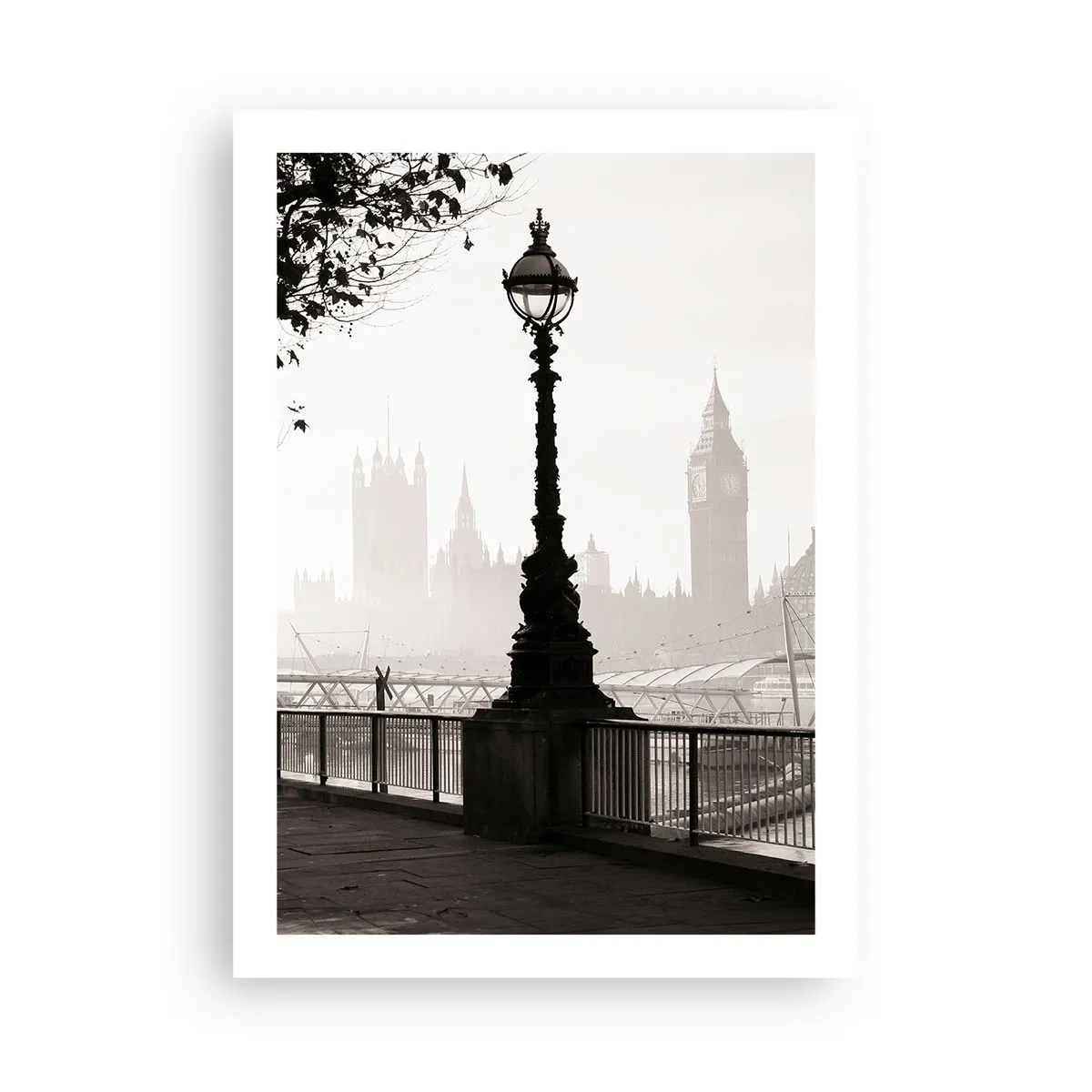 Plakat - Czarno-biała fotografia latarni na tle mglistych zabytków miasta - 50x70cm - Londyński poranek - Nowoczesna dekoracja ścienna do salonu, kuchni i sypialni ARTTOR