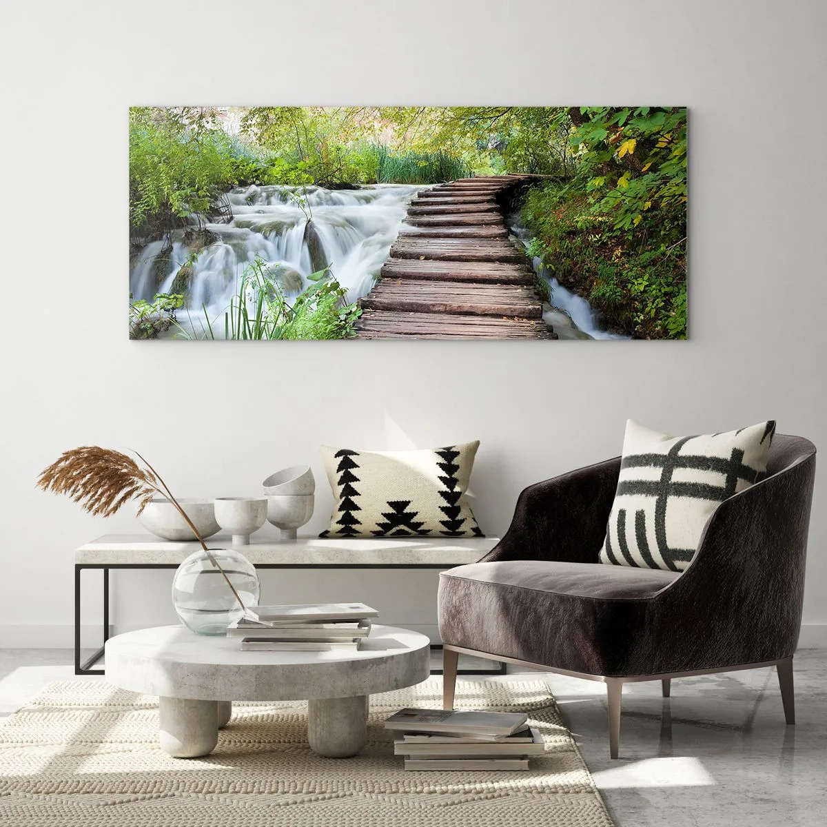 Obraz na szkle - Drewniany pomost nad wodospadem otoczonym bujną zielenią lasu. - 120x50cm - Wcale nie cicha woda - Nowoczesna dekoracja ścienna do salonu i sypialni ARTTOR