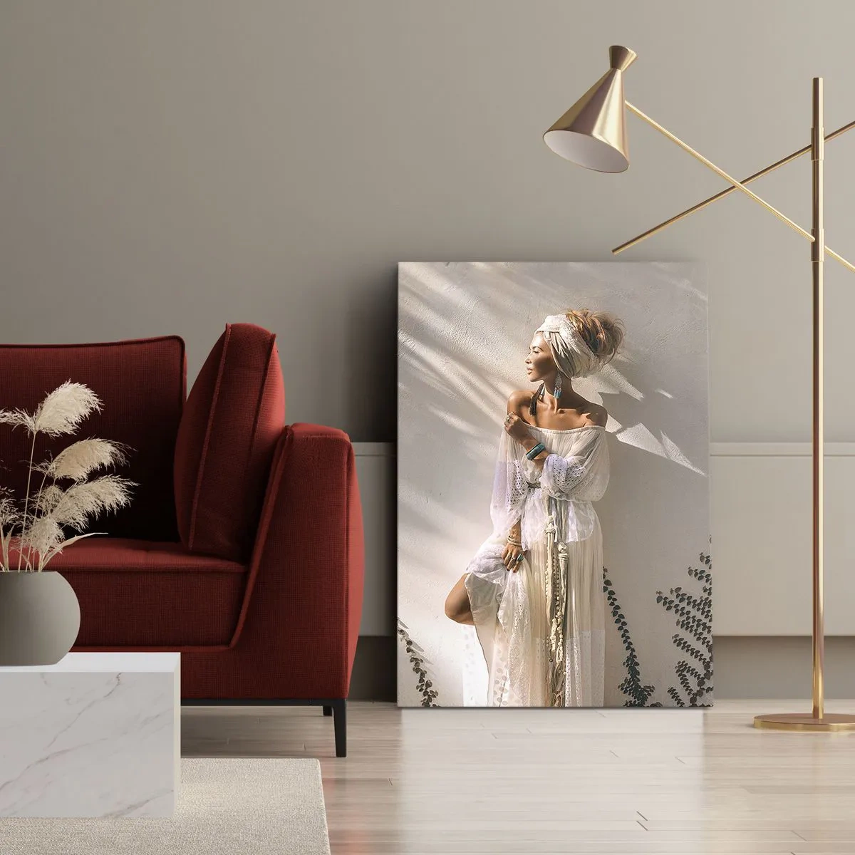 Obraz na płótnie - Kobieta w białej sukni w promieniach słońca na tle jasnej ściany - 50x70cm - Słońce i dziewczyna - Nowoczesna dekoracja ścienna do salonu, kuchni i sypialni ARTTOR