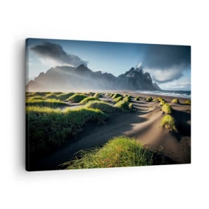 Obraz na płótnie - Zielone wydmy z górskim tłem pod błękitnym niebem - 70x50cm - Harmonia żywiołów - Nowoczesna dekoracja ścienna do salonu i sypialni ARTTOR