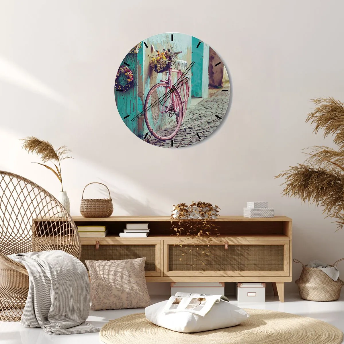 Zegar ścienny - Różowy rower przy turkusowej ścianie na brukowanej uliczce - 30x30cm - Zaraz wracam - Nowoczesna dekoracja ścienna do salonu, kuchni i sypialni ARTTOR