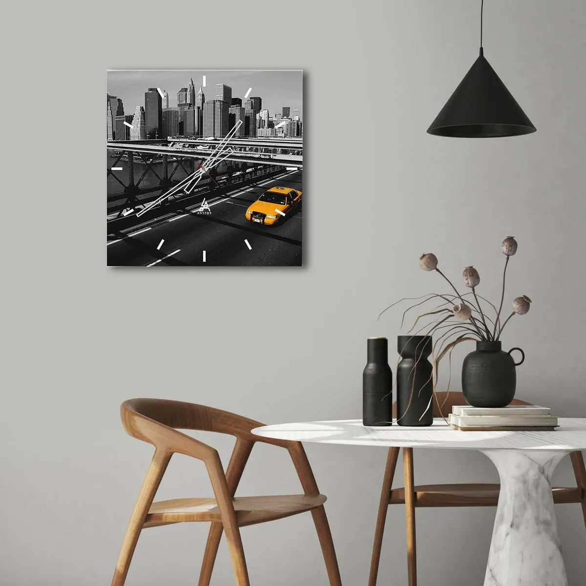 Zegar ścienny - Żółta taksówka na moście z panoramą Nowego Jorku - 30x30cm - Kolor wielkiego miasta - Nowoczesna dekoracja ścienna do salonu i sypialni ARTTOR