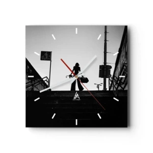 Zegar ścienny - Postać kobiety na schodach w czerni i bieli z dynamicznym klimatem - 30x30cm - Miejska wędrówka - Nowoczesna dekoracja ścienna do salonu i sypialni ARTTOR