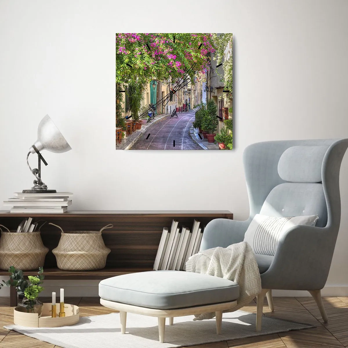 Zegar ścienny - Urokliwa uliczka z kwitnącymi pnączami i kawiarnianymi stolikami - 30x30cm - Kwitnący zaułek - Nowoczesna dekoracja ścienna do salonu i sypialni ARTTOR