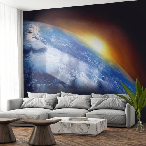 Fototapeta Standard Eco - Widok Ziemi z kosmosu oświetlonej promieniami słońca - 100x70cm - Wschód słońca nad błękitną planetą - Nowoczesna dekoracja ścienna do salonu i sypialni ARTTOR