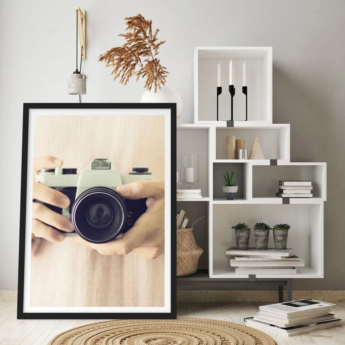 Plakat w czarnej ramie - Ręce trzymające klasyczny aparat fotograficzny - 50x70cm - By widzieć więcej… - Nowoczesna dekoracja ścienna do salonu i sypialni ARTTOR