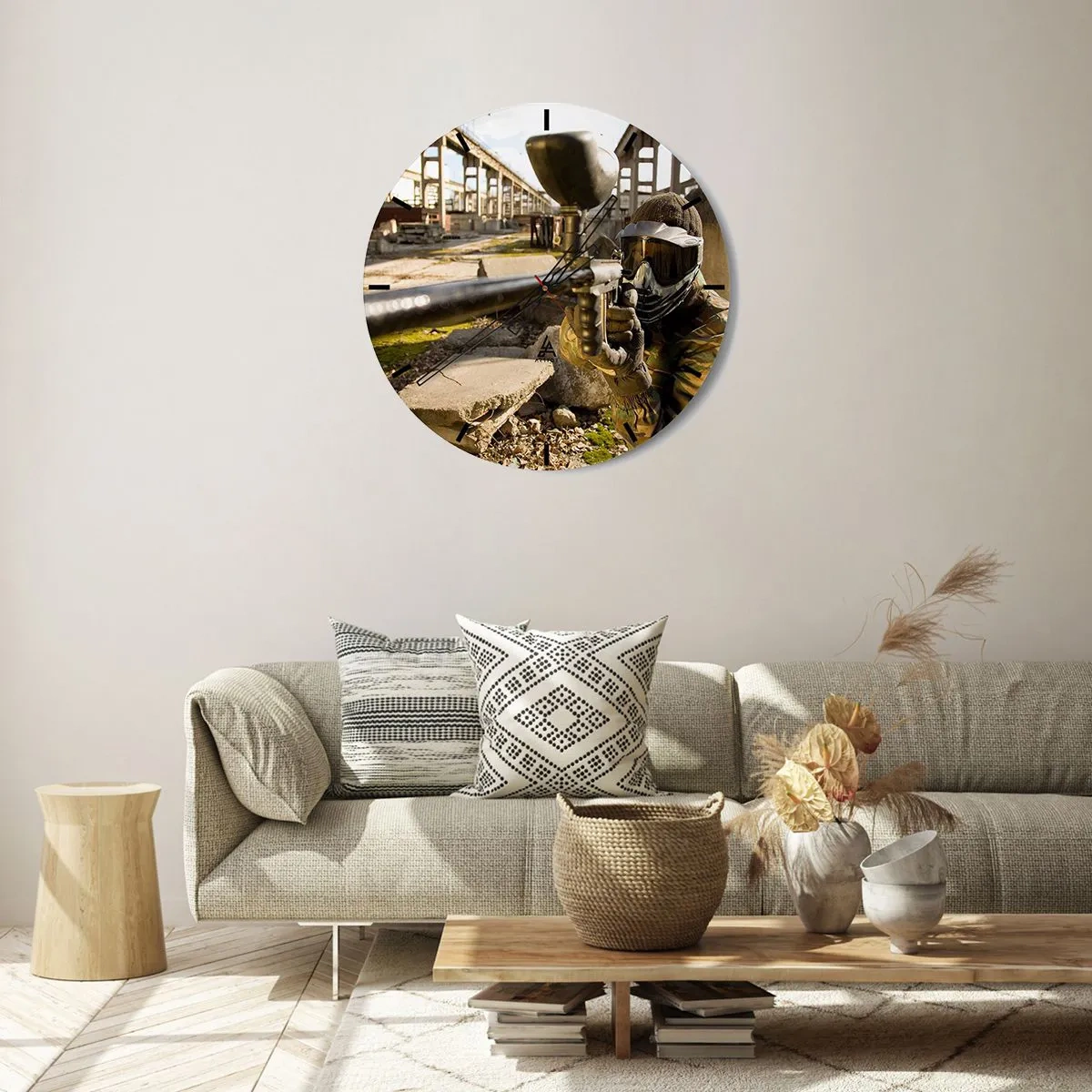 Zegar ścienny - Paintball w industrialnym otoczeniu - 30x30cm - I ty możesz zostać bohaterem - Nowoczesna dekoracja ścienna do salonu, kuchni i sypialni ARTTOR