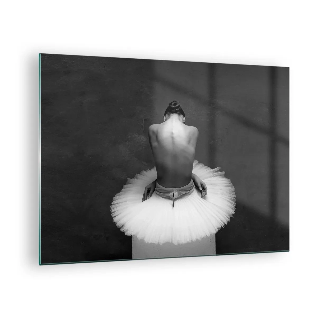 Obraz na szkle - Siedząca baletnica w tiulowej spódnicy na tle cienia - 70x50cm - Właśnie rozkwita - Nowoczesna dekoracja ścienna do salonu i sypialni ARTTOR