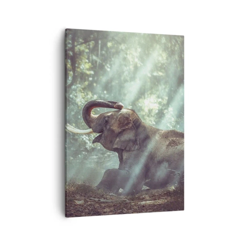 Obraz na płótnie - Słoń w promieniach światła w leśnej scenerii - 50x70cm - A posłuchaj tego… - Nowoczesna dekoracja ścienna do salonu, kuchni i sypialni ARTTOR