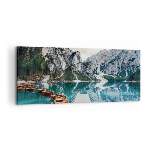 Obraz na płótnie - Jezioro z łodziami otoczone górami - 120x50cm - Pokażemy ci piękno - Nowoczesna dekoracja ścienna do salonu i sypialni ARTTOR