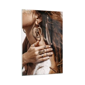 Obraz na szkle - Stylowa kobieta z biżuterią na tle jasnego piasku - 70x100cm - Królowa dzikiej plaży - Nowoczesna dekoracja ścienna do salonu i sypialni ARTTOR