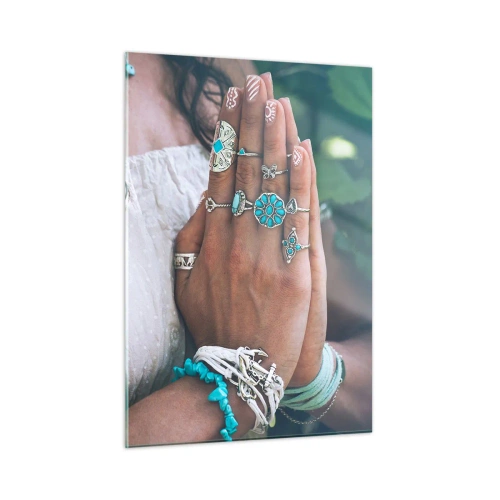 Obraz na szkle - Dłonie kobiety w biżuterii w stylu boho - 50x70cm - Witaj w centrum bytu - Nowoczesna dekoracja ścienna do salonu, kuchni i sypialni ARTTOR