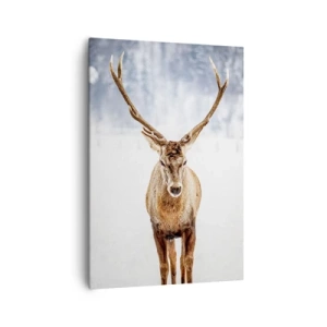 Obraz na płótnie - Dumny jeleń na tle zimowego krajobrazu z ośnieżonym lasem - 70x100cm - Prosto ze śnieżnej mgły - Nowoczesna dekoracja ścienna do salonu i sypialni ARTTOR