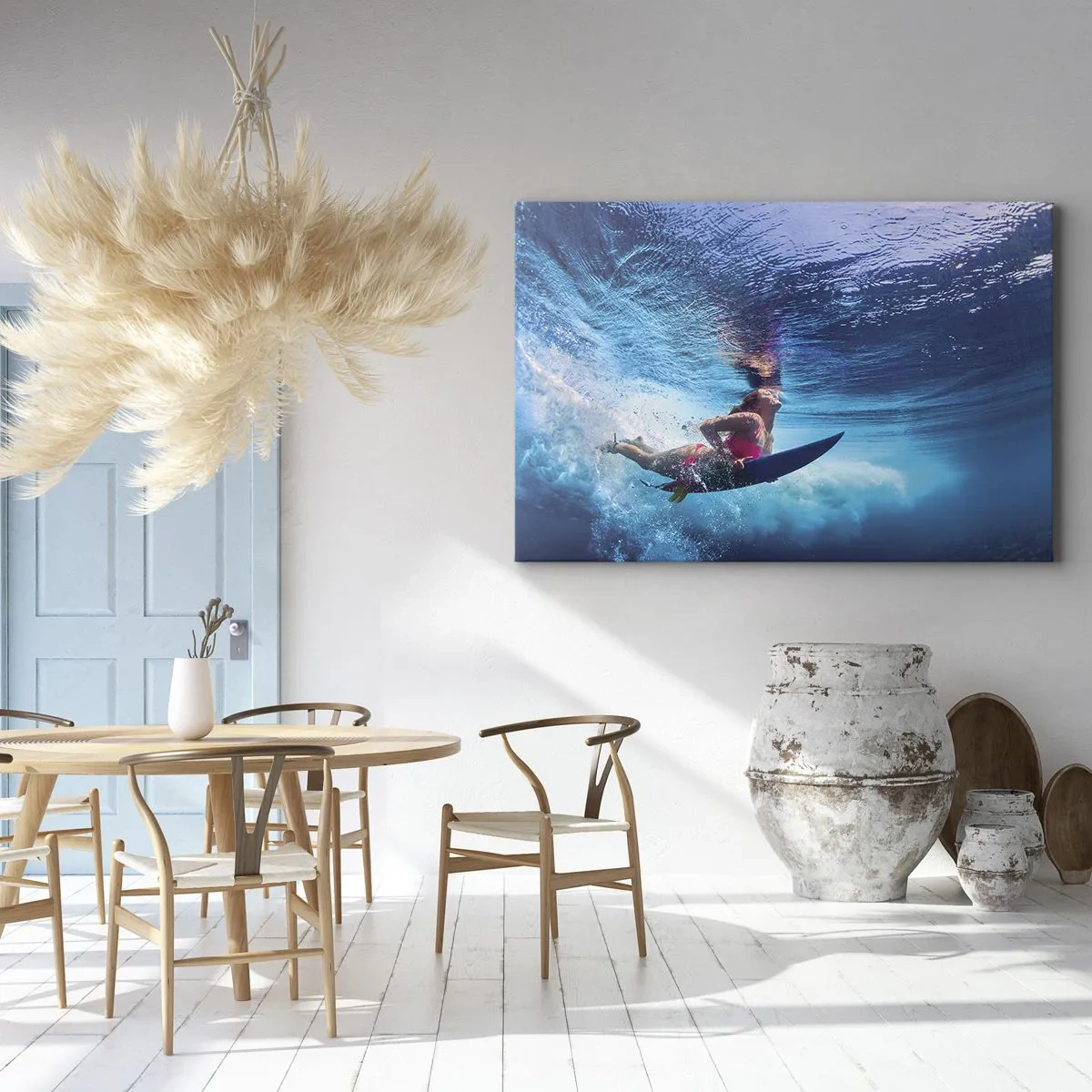 Obraz na płótnie - Surferka pod wodą w dynamicznej kompozycji w odcieniach błękitu - 70x50cm - Głębia radości - Nowoczesna dekoracja ścienna do salonu i sypialni ARTTOR