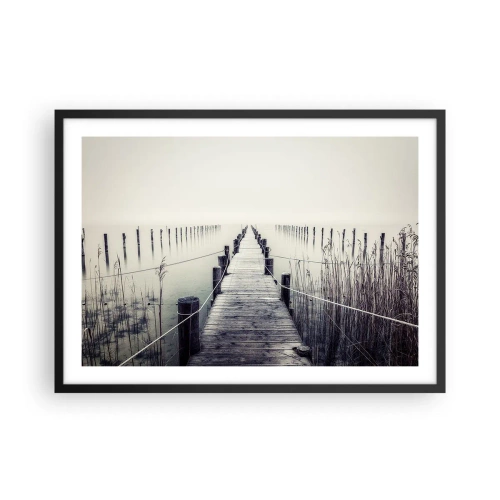 Plakat w czarnej ramie - Drewniany pomost prowadzący w mglistą przestrzeń - 70x50cm - Zanurz się w spokoju - Nowoczesna dekoracja ścienna do salonu i sypialni ARTTOR
