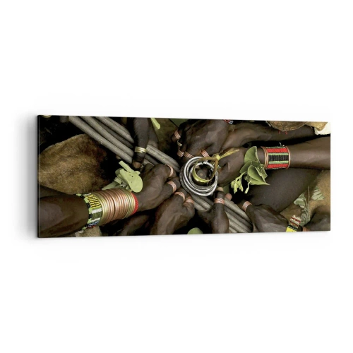 Obraz na płótnie - Tradycyjne bransolety na rękach w grupie rąk - 140x50cm - Jesteśmy razem - Nowoczesna dekoracja ścienna do salonu i sypialni ARTTOR