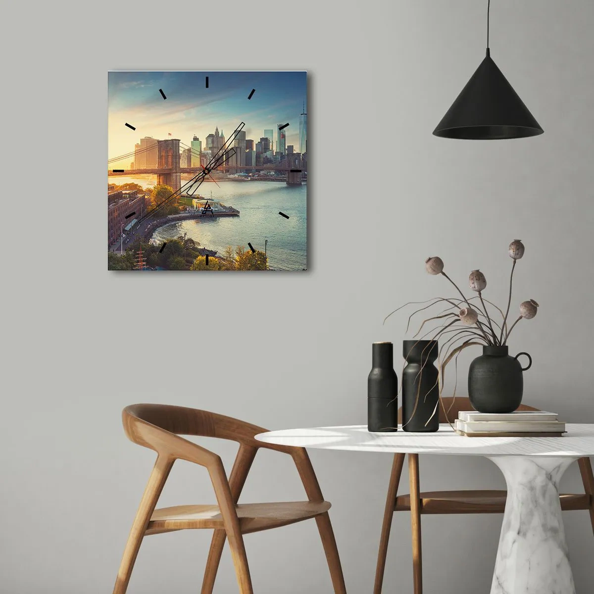 Zegar ścienny - Panorama miasta z mostem o zachodzie słońca - 30x30cm - Wielkomiejski świt - Nowoczesna dekoracja ścienna do salonu i sypialni ARTTOR