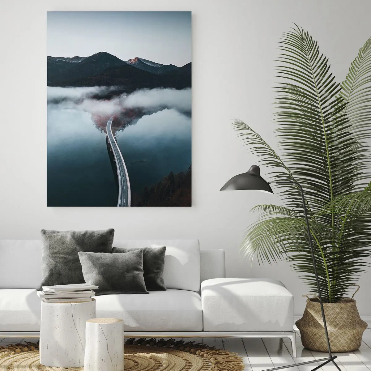 Obraz na szkle - Most nad spokojnym jeziorem otoczonym górami i mgłą - 80x120cm - Nad wodą gładką jak lustro - Nowoczesna dekoracja ścienna do salonu i sypialni ARTTOR