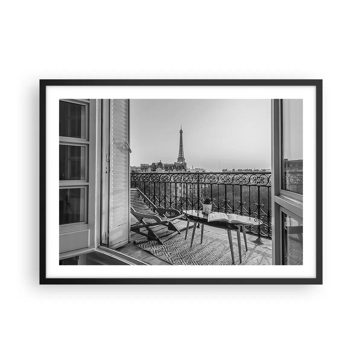 Plakat w czarnej ramie - Widok na wieżę Eiffla z balkonu z leżakami i stolikiem - 70x50cm - Paryskie popołudnie - Nowoczesna dekoracja ścienna do salonu i sypialni ARTTOR