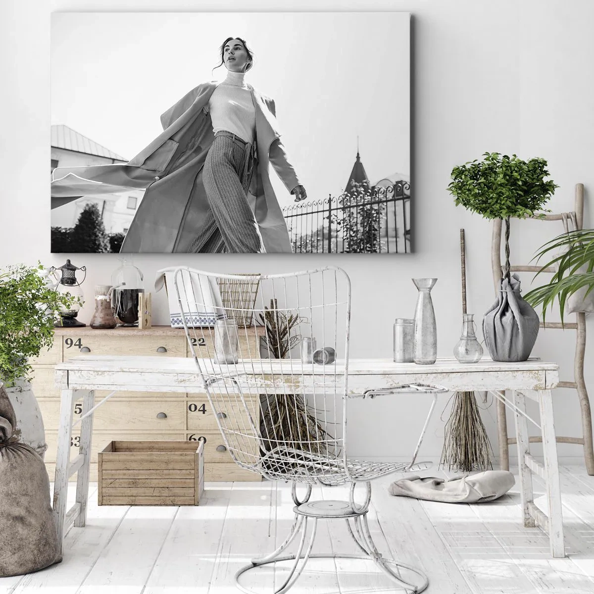 Obraz na płótnie - Stylowa kobieta w płaszczu na tle architektury w czerni i bieli - 70x50cm - Idziesz ze mną? - Nowoczesna dekoracja ścienna do salonu i sypialni ARTTOR
