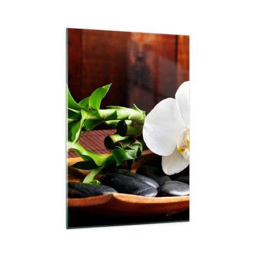 Obraz na szkle - Biała orchidea z bambusem na tle kamieni w stylu Zen - 70x100cm - Poddaj się dotykowi natury - Nowoczesna dekoracja ścienna do salonu i sypialni ARTTOR