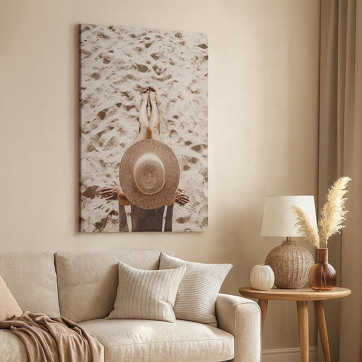 Obraz na płótnie - Kobieta w słomkowym kapeluszu leżąca na piasku - 50x70cm - Wymarzony czas - Nowoczesna dekoracja ścienna do salonu, kuchni i sypialni ARTTOR