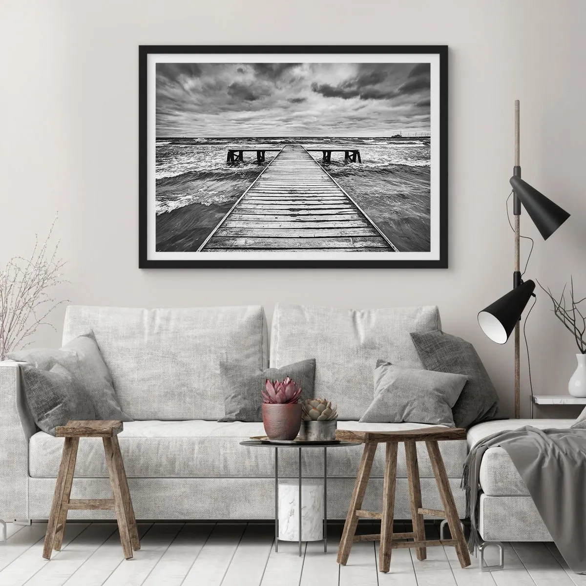 Plakat w czarnej ramie - Czarno-biały widok drewnianego pomostu nad wzburzonym morzem - 70x50cm - Czekam na wiatr, co rozgoni… - Nowoczesna dekoracja ścienna do salonu i sypialni ARTTOR