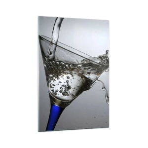 Obraz na szkle - Szklanka z wodą w ruchu na jasnym tle - 70x100cm - Krystaliczna woda w kryształowym szkle - Nowoczesna dekoracja ścienna do salonu i sypialni ARTTOR