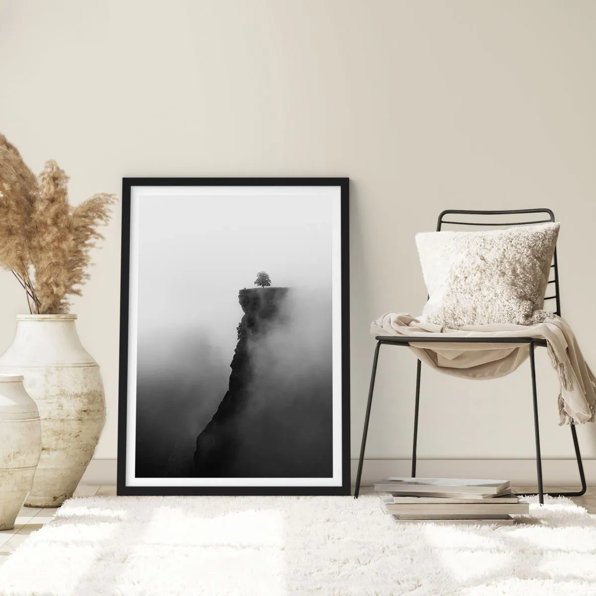Plakat w czarnej ramie - Samotne drzewo na krawędzi urwiska otoczone mgłą - 50x70cm - Na skraju świata - Nowoczesna dekoracja ścienna do salonu i sypialni ARTTOR