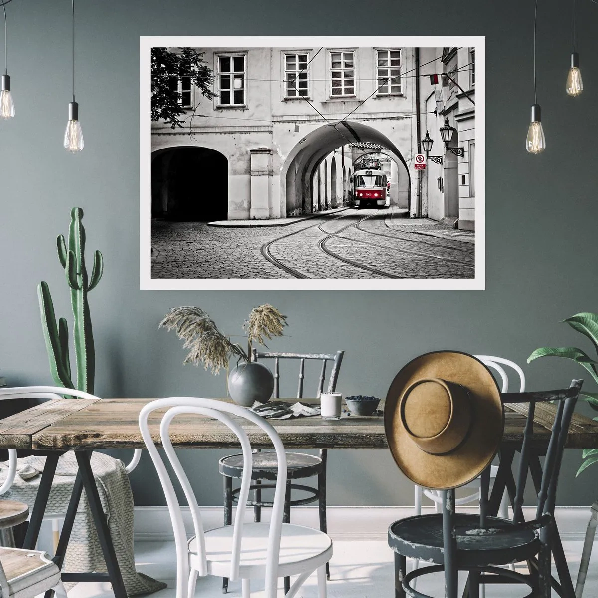 Plakat - Czarno-biały tramwaj w zabytkowej uliczce miasta - 100x70cm - Przez miejski labirynt - Nowoczesna dekoracja ścienna do salonu i sypialni ARTTOR