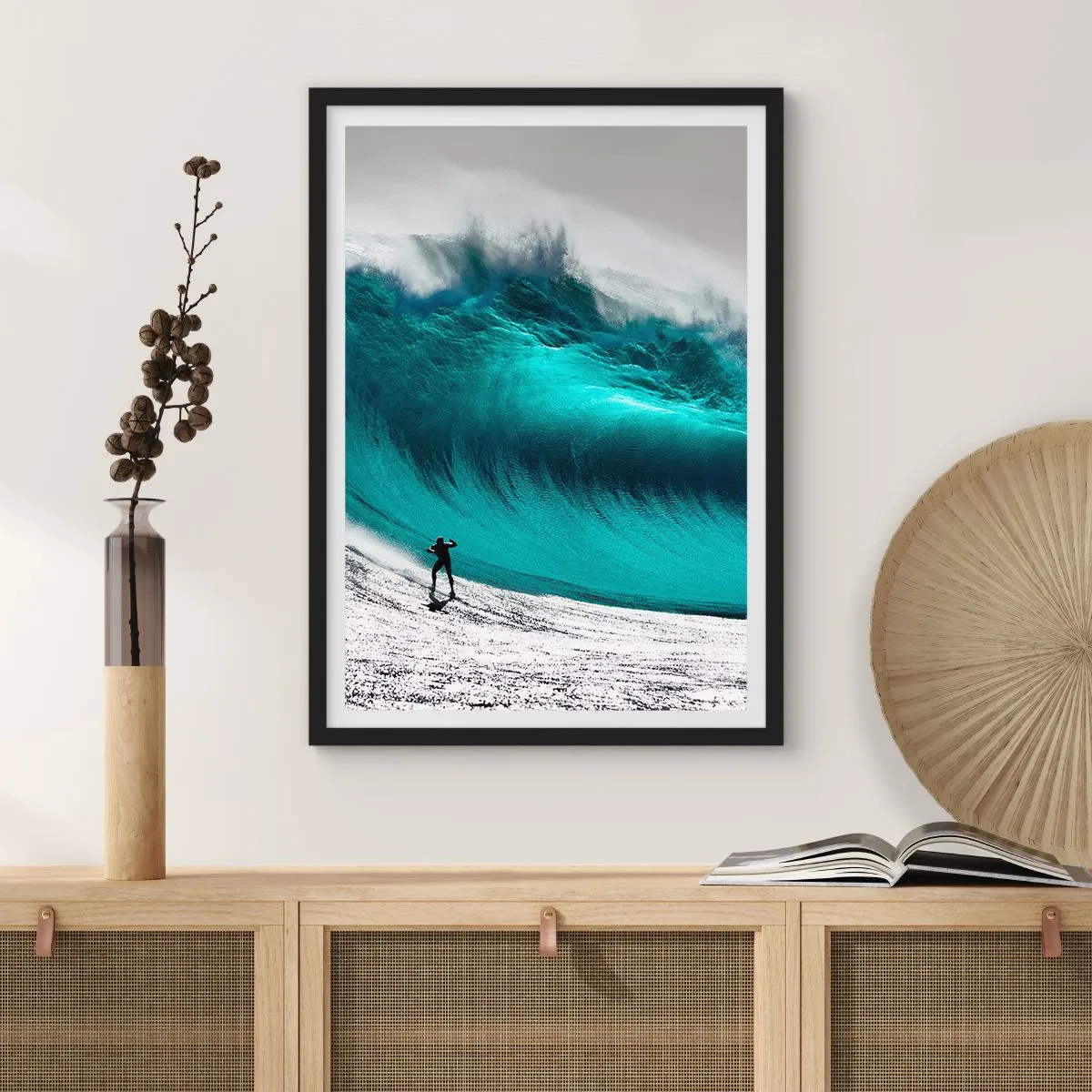 Plakat w czarnej ramie - Surfer przed ogromną turkusową falą - 50x70cm - Wyzwanie przyjęte - Nowoczesna dekoracja ścienna do salonu i sypialni ARTTOR