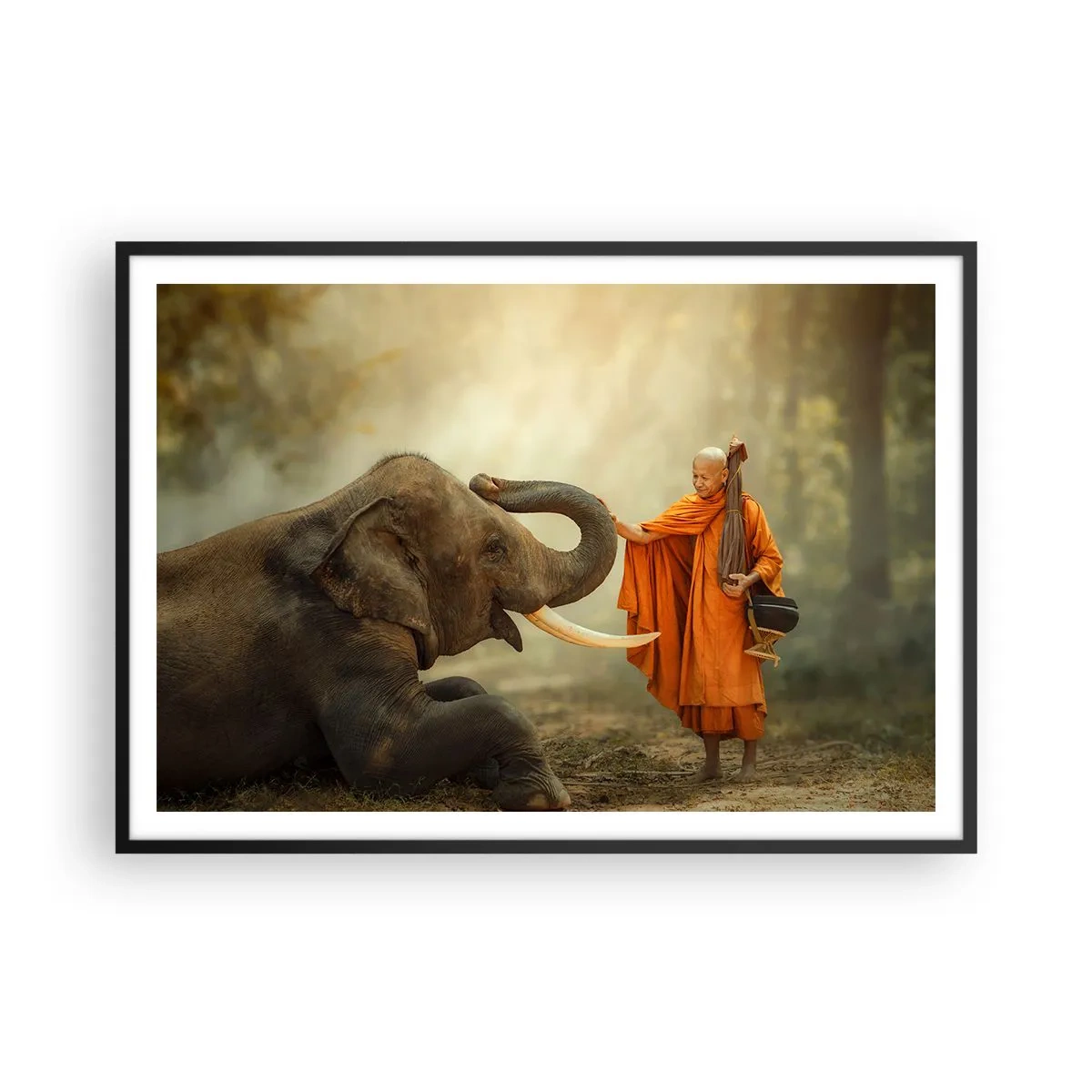 Plakat w czarnej ramie - Mnich i słoń w harmonii na tle natury - 100x70cm - Spotkanie w podróży - Nowoczesna dekoracja ścienna do salonu i sypialni ARTTOR