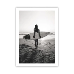 Plakat - Kobieta z deską surfingową na plaży o zachodzie słońca - 50x70cm - Córka morskiej fali - Nowoczesna dekoracja ścienna do salonu, kuchni i sypialni ARTTOR