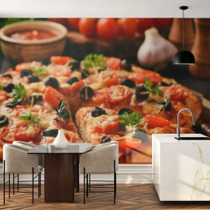 Fototapeta Premium Sand - Apetyczna pizza z pomidorami, oliwkami i ziołami - 100x70cm - Znów ci się upiekło - Nowoczesna dekoracja ścienna do salonu, kuchni i sypialni ARTTOR