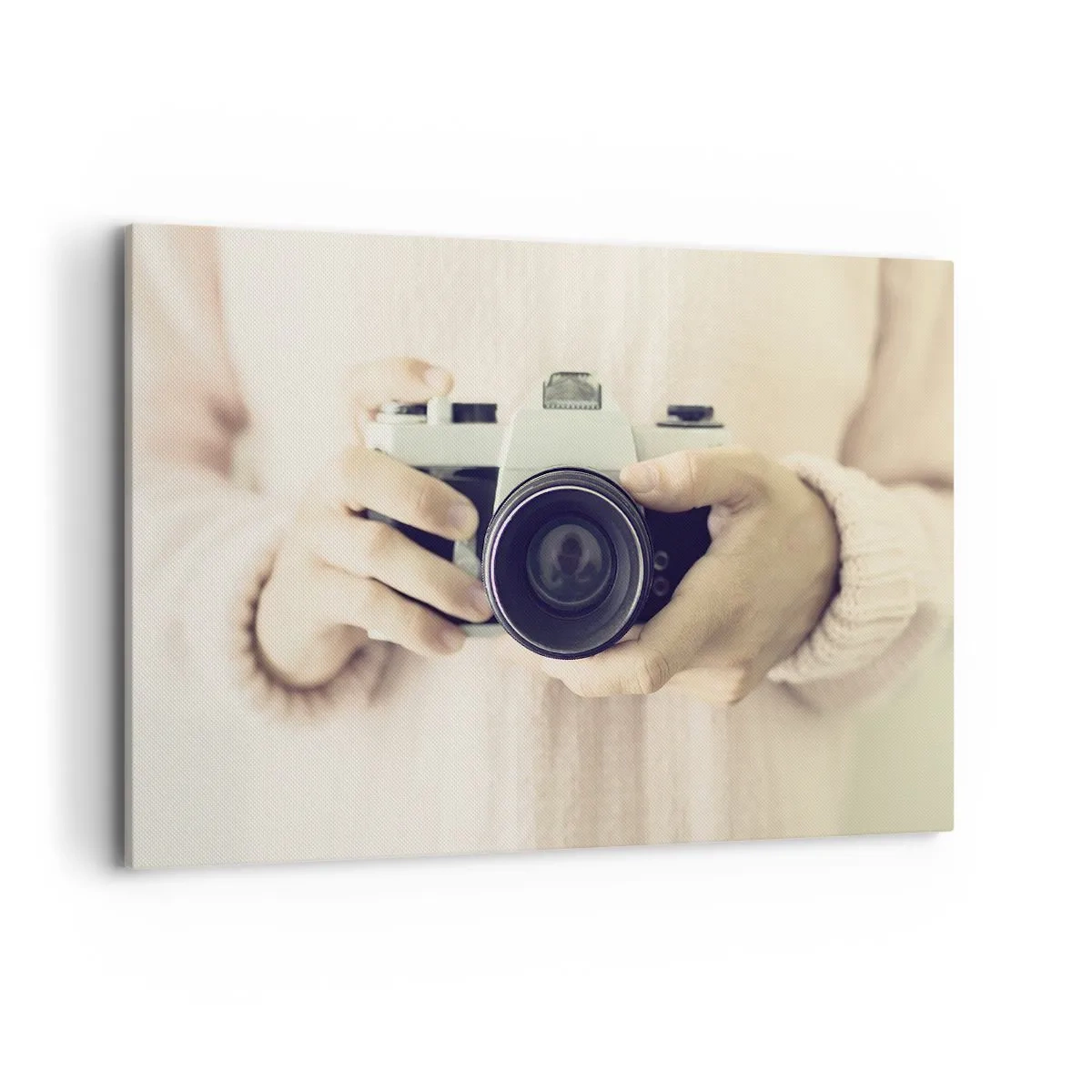 Obraz na płótnie - Retro aparat fotograficzny trzymany w dłoniach na jasnym tle - 120x80cm - By widzieć więcej… - Nowoczesna dekoracja ścienna do salonu, kuchni i sypialni ARTTOR