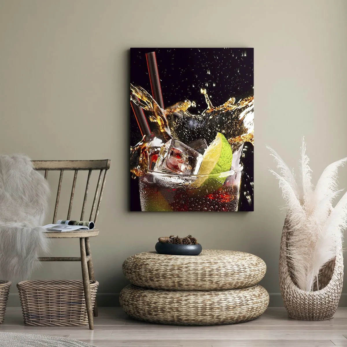 Obraz na płótnie - Drink z lodem i limonką z rozpryskującą się wodą - 50x70cm - Radość i energia kolorów - Nowoczesna dekoracja ścienna do salonu, kuchni i sypialni ARTTOR