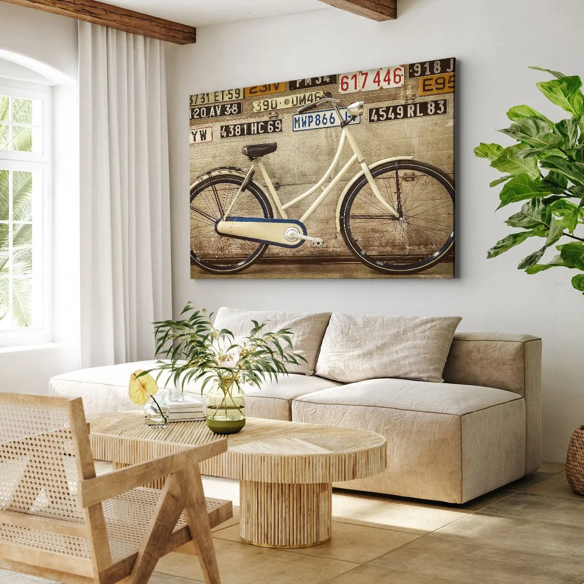Obraz na płótnie - Retro rower na tle ściany ozdobionej tablicami rejestracyjnymi - 70x50cm - Bez kompleksów - Nowoczesna dekoracja ścienna do salonu i sypialni ARTTOR
