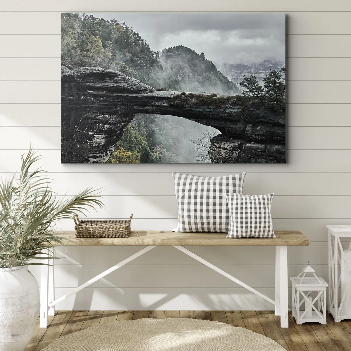 Obraz na płótnie - Kamienny łuk w otoczeniu mglistych gór i lasu - 70x50cm - Zaraz się zacznie przygoda - Nowoczesna dekoracja ścienna do salonu i sypialni ARTTOR