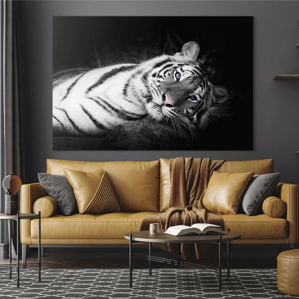 Obraz na szkle - Biały tygrys z niebieskimi oczami w czarno-białej scenerii - 70x50cm - Dzikość i spokój - Nowoczesna dekoracja ścienna do salonu i sypialni ARTTOR
