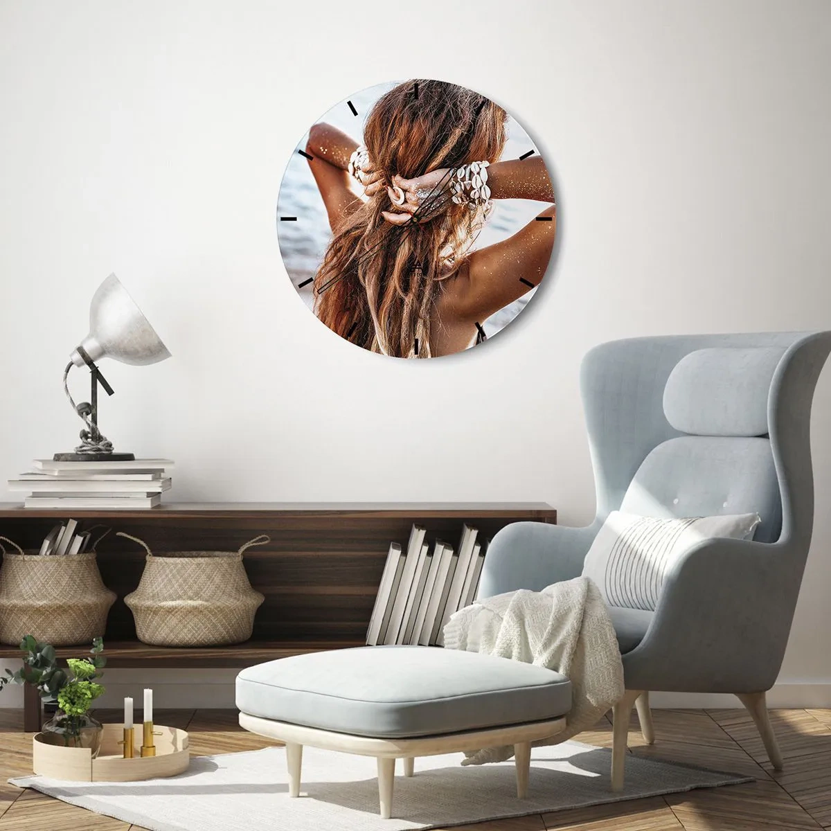 Zegar ścienny - Opalona kobieta nad wodą z muszelkami we włosach - 30x30cm - Siostra wody i słońca - Nowoczesna dekoracja ścienna do salonu, kuchni i sypialni ARTTOR