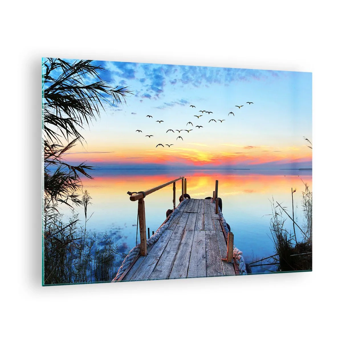 Obraz na szkle - Drewniany pomost nad jeziorem o zachodzie słońca z lecącym kluczem ptaków - 70x50cm - Pora wracać… - Nowoczesna dekoracja ścienna do salonu i sypialni ARTTOR