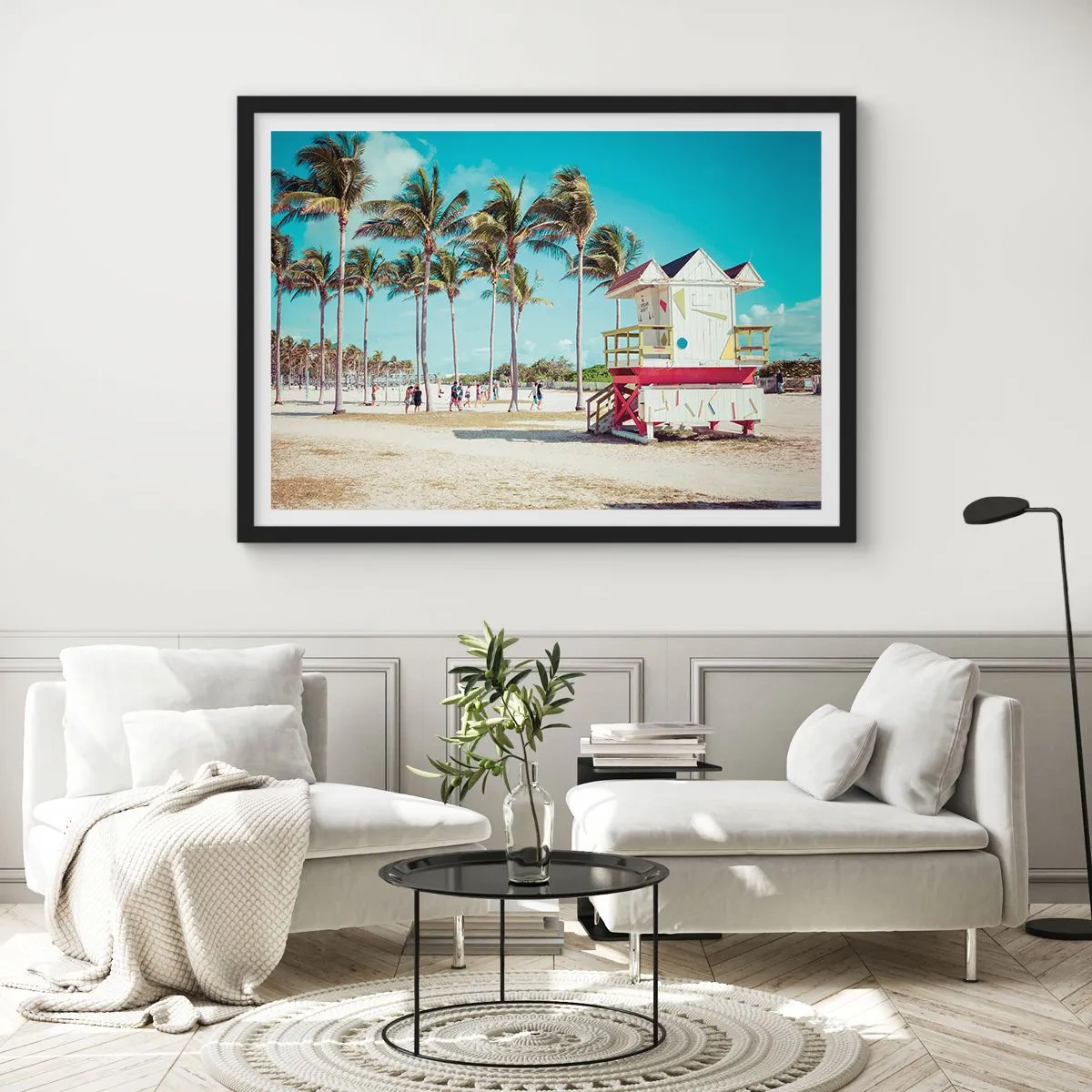 Plakat w czarnej ramie - Plaża z palmami i wieżą ratowniczą w tle - 100x70cm - Przed tobą piękny dzień - Nowoczesna dekoracja ścienna do salonu i sypialni ARTTOR